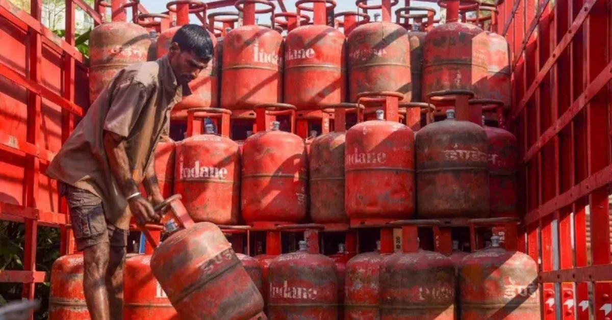 प्रधानमंत्री उज्ज्वला योजना के तहत गैस सिलेंडर वितरण