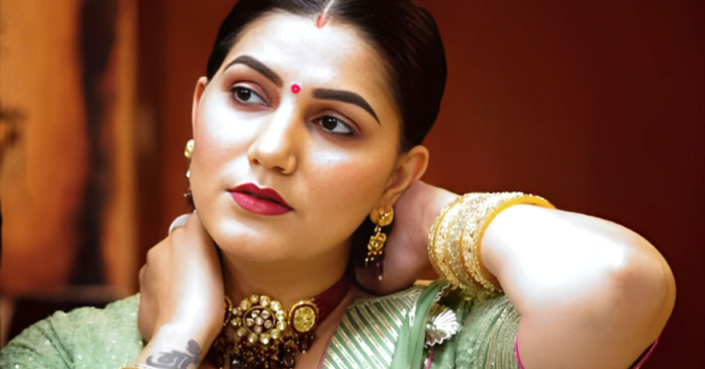 रियलिटी शो के मंच पर परफॉर्म करते प्रतिभागी