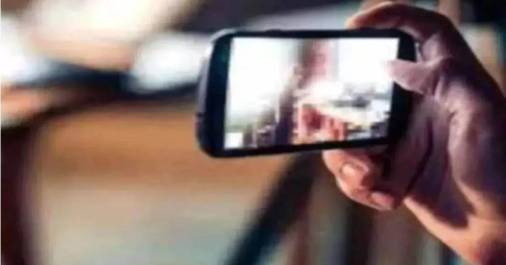 मध्य प्रदेश में शॉकिंग घटना के बाद मौके पर जुटी भीड़