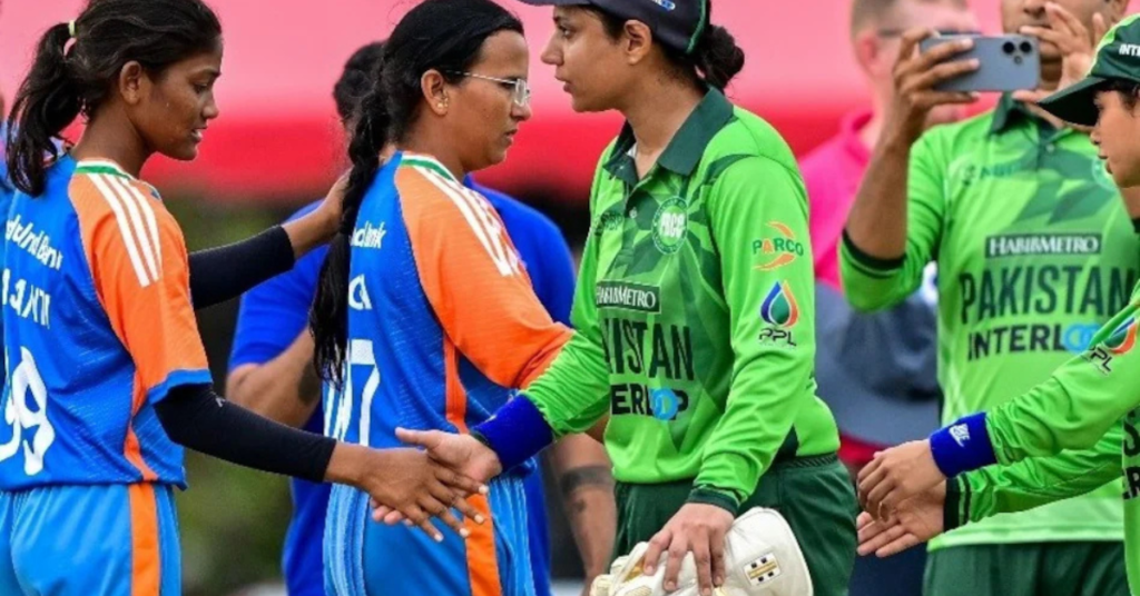 ICC महिला T20 विश्व कप मैच के दौरान महिला खिलाड़ियों की एक्शन तस्वीर