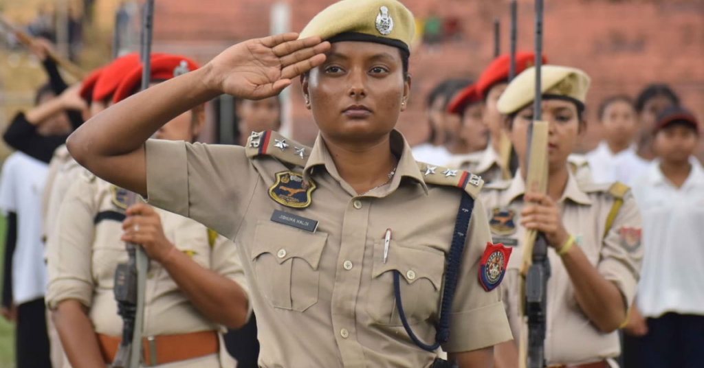 SSC GD Constable Exam के दौरान परीक्षा केंद्र में बैठे अभ्यर्थी