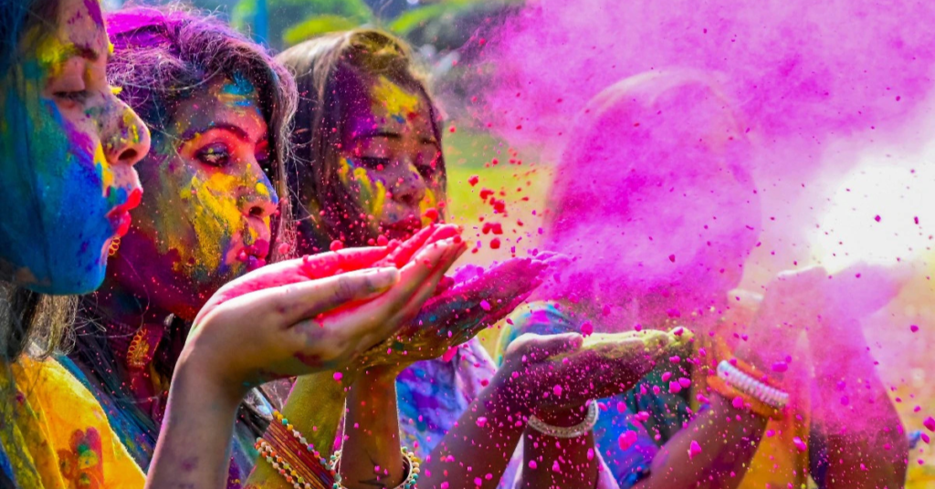 होली 2026 पर रंगों से खेलते लोग