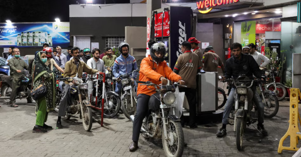 पाकिस्तान में तेल संकट के कारण पेट्रोल पंप पर लगी लंबी लाइन