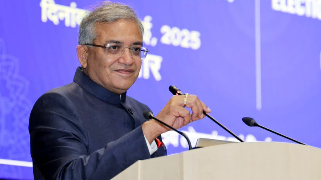 संसद में मुख्य चुनाव आयुक्त को हटाने के लिए विपक्षी सांसदों का नोटिस