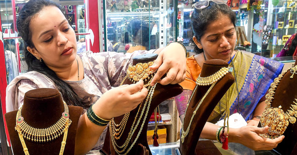 गोल्ड मार्केट अपडेट: सोना 5000 डॉलर से नीचे, चांदी की कीमतों में गिरावट