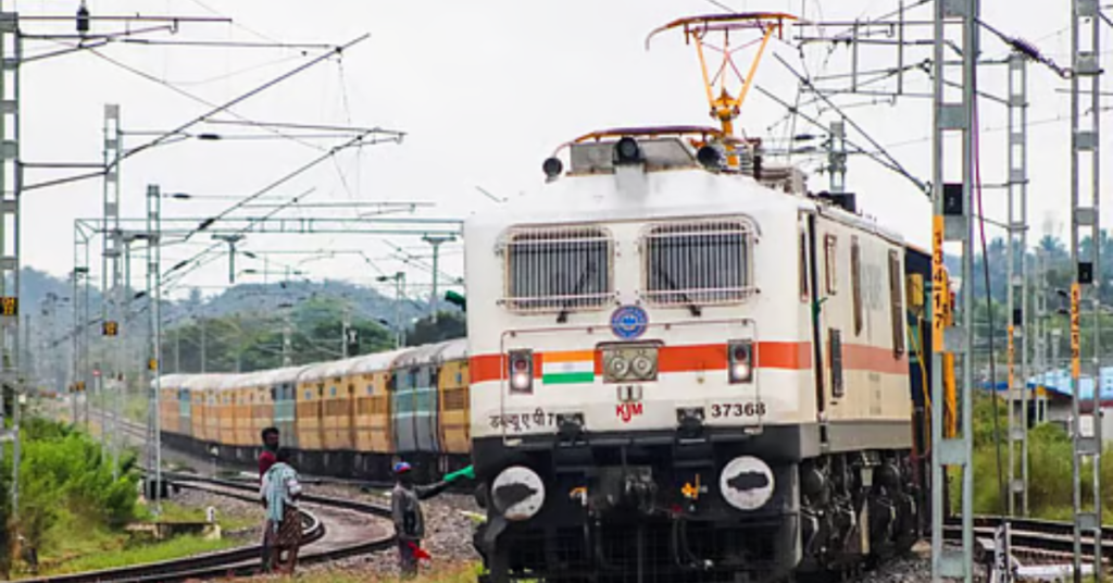 Bareilly–Pilibhit रेलवे ट्रैक पर लोहे की पाइप मिलने से टला ट्रेन हादसा