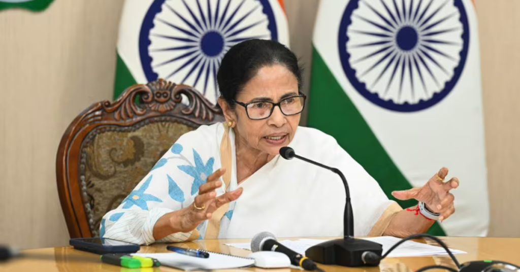 ममता बनर्जी का भाषण देते हुए दृश्य