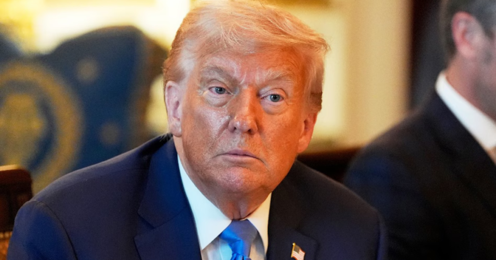 Donald Trump व्हाइट हाउस बालकनी में डांस करते हुए वायरल वीडियो