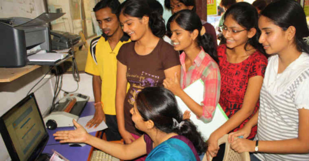 यूपी बोर्ड रिजल्ट 2026 से जुड़ा दृश्य