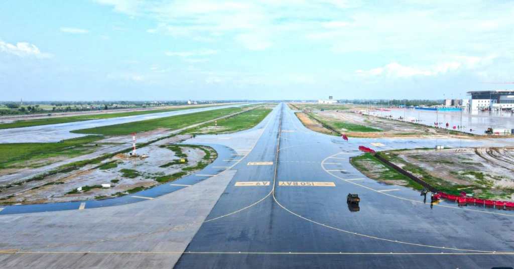 नोएडा एयरपोर्ट लॉन्च 2026 से जुड़ा आधुनिक एयरपोर्ट दृश्य