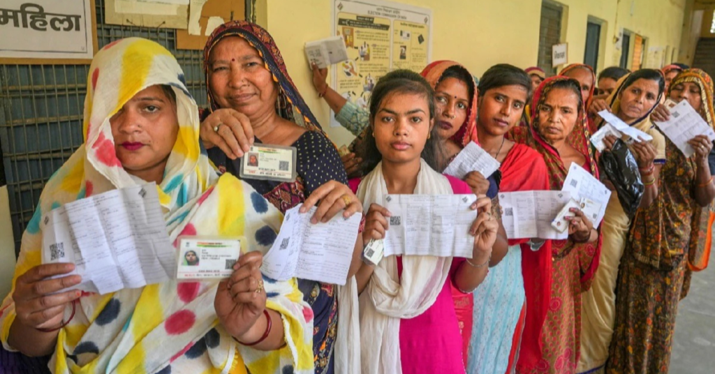 तमिलनाडु में बंपर वोटिंग के दौरान मतदान केंद्र पर लगी लंबी लाइन