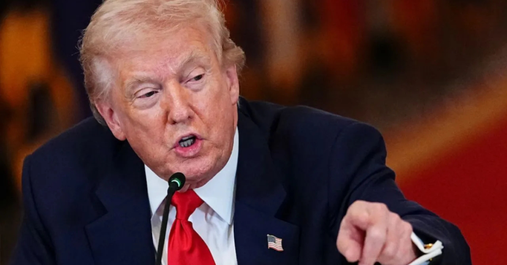 डोनाल्ड ट्रंप ईरान मुद्दे पर बयान देते हुए