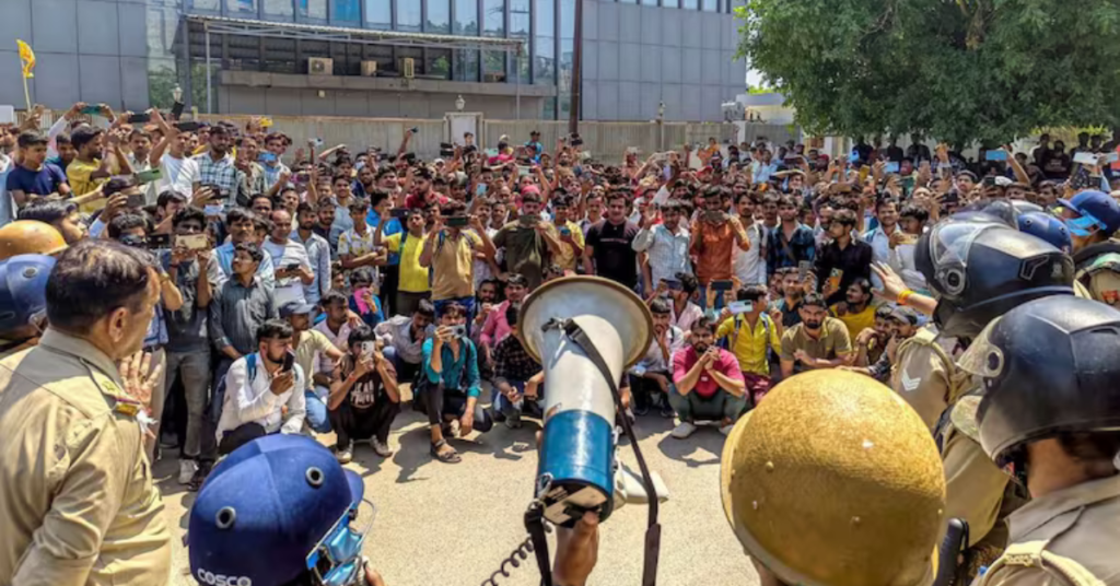 नोएडा श्रमिक प्रदर्शन साजिश से जुड़ी खबर की इमेज