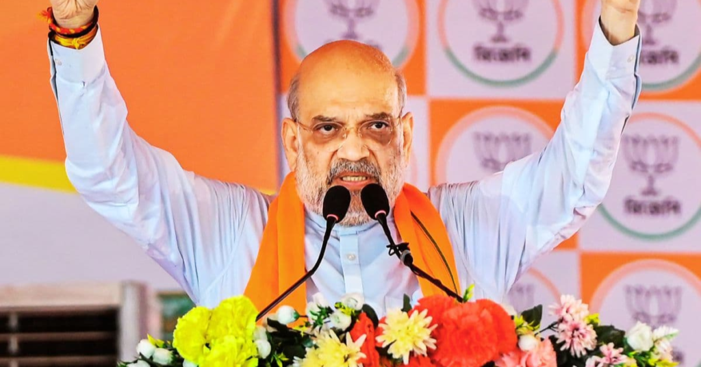 पश्चिम बंगाल विधानसभा चुनाव में मतदान के दौरान वोटिंग का दृश्य