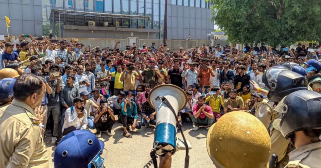 नोएडा मजदूरी काम करते मजदूर निर्माण स्थल