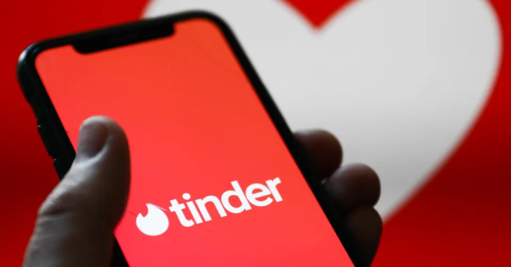 Tinder Romance Scam से जुड़ी खबर, जिसमें एक महिला जज ऑनलाइन डेटिंग फ्रॉड का शिकार होकर लाखों रुपये गंवा बैठीं।