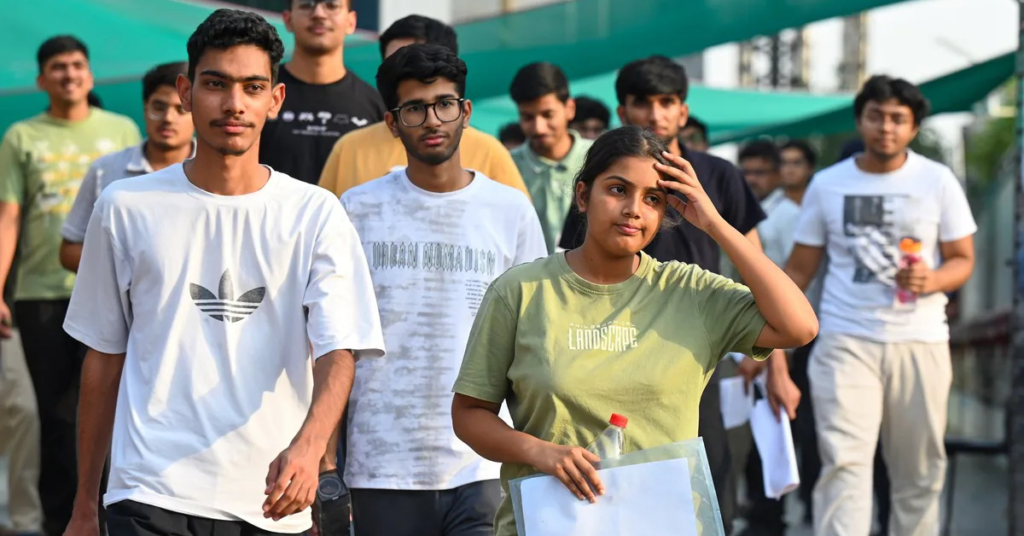 JEE Advanced 2026 परीक्षा से जुड़ी जानकारी, IIT प्रवेश की तैयारी करते छात्र