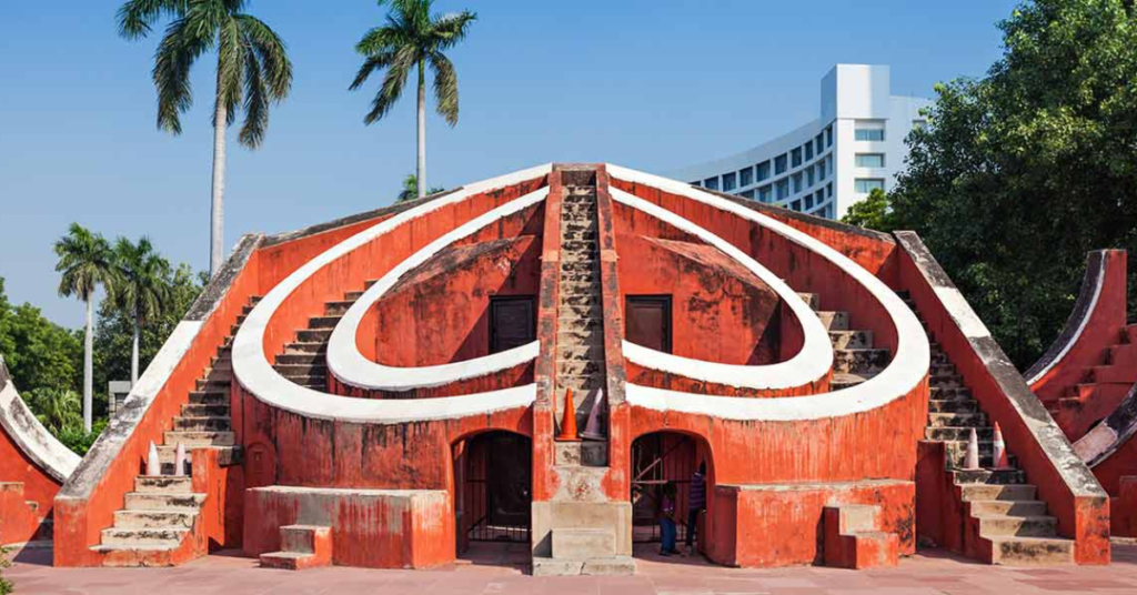 दिल्ली का जंतर मंतर का ऐतिहासिक दृश्य और प्रमुख खगोलीय यंत्र