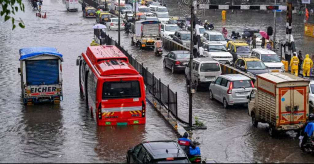मुंबई में मूसलाधार बारिश के दौरान जलभराव का दृश्य