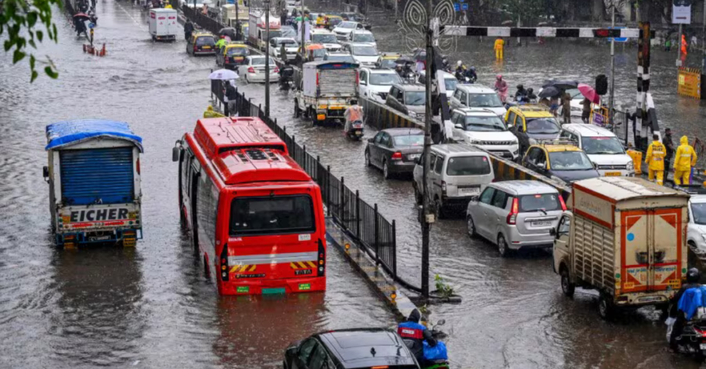 मुंबई में भारी बारिश के कारण जलभराव और ट्रैफिक प्रभावित