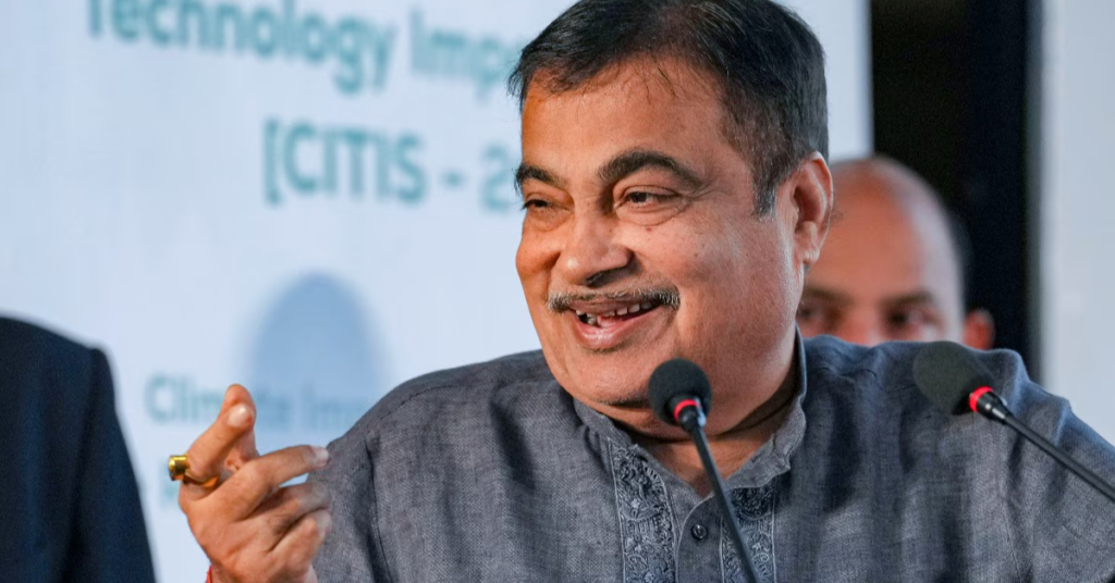 नितिन गडकरी इथेनॉल नीति पर जानकारी देते हुए