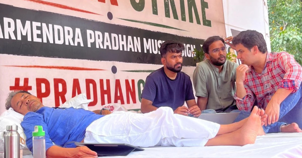 सोनम वांगचुक भूख हड़ताल के दौरान प्रदर्शन करते हुए