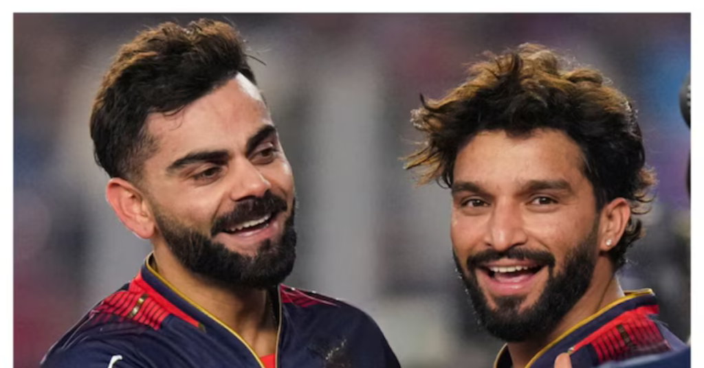विराट कोहली लीडर के रूप में RCB खिलाड़ियों का मार्गदर्शन करते हुए