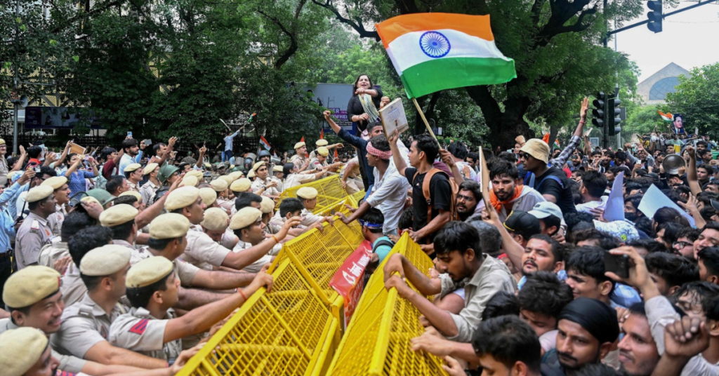 जंतर-मंतर पर CJP Protest के दौरान प्रदर्शन करते छात्र और युवा